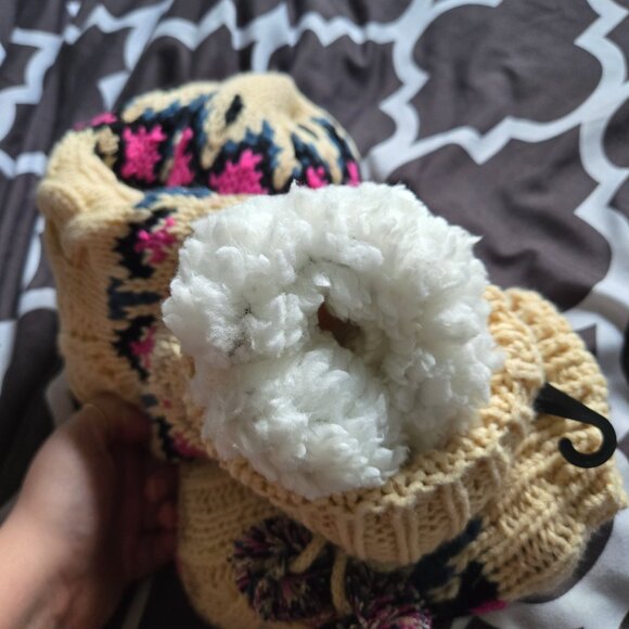 Muk Luks Cabin Socks 2/$20 - Picture 4 of 4